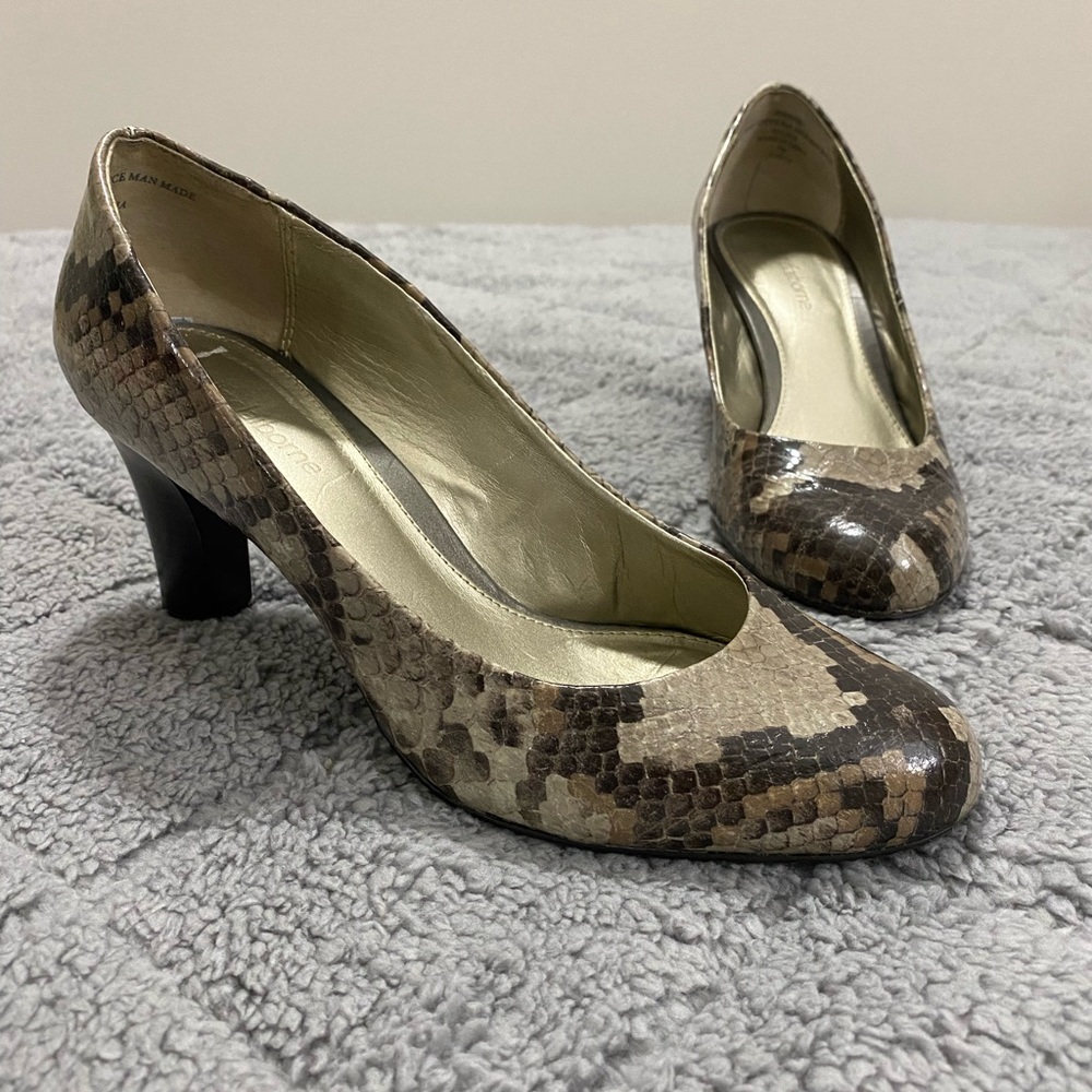 Liz Claiborne snakeskin Johnnie heels